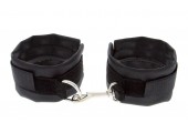 Чёрные полиуретановые наручники с карабином Beginners Wrist Restraints